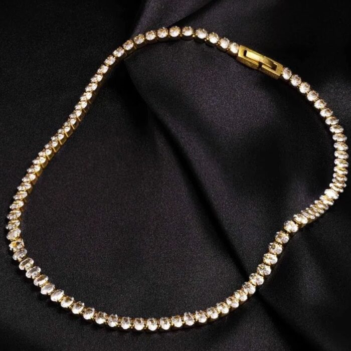 Necklace with zircon